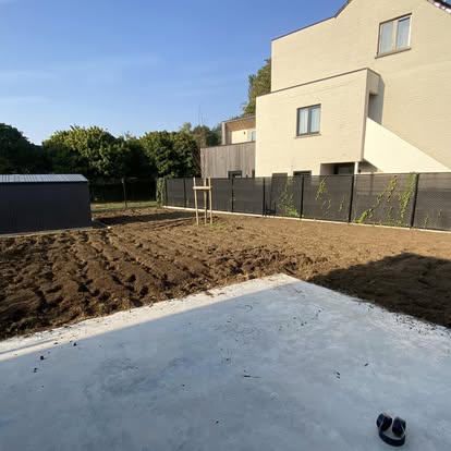 Genivelleerde tuin met verse betonplaat na grondwerken